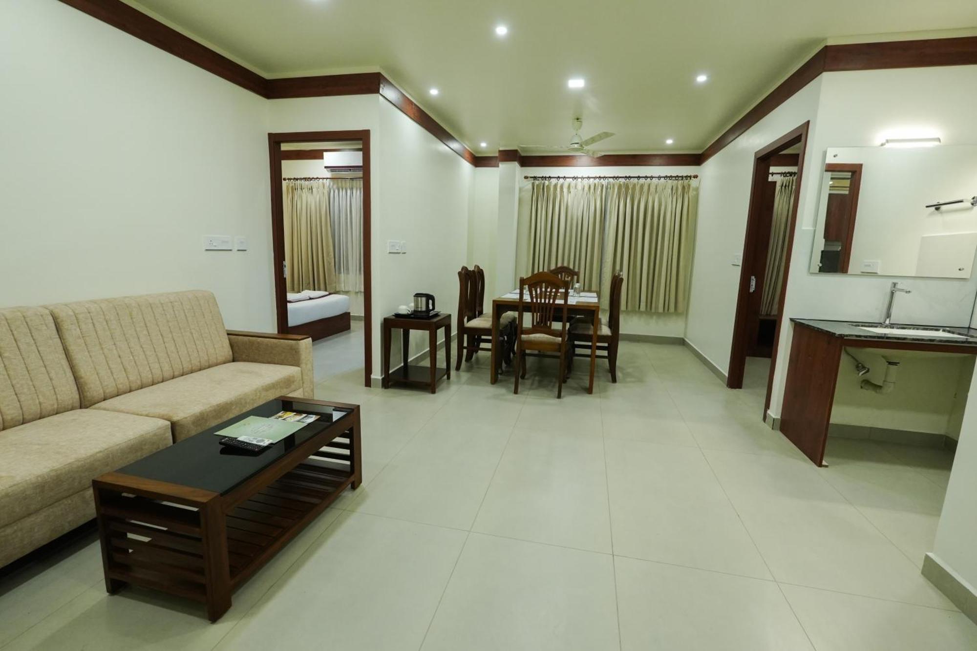 Hotel Royalton Residency à Mundakāyam Extérieur photo