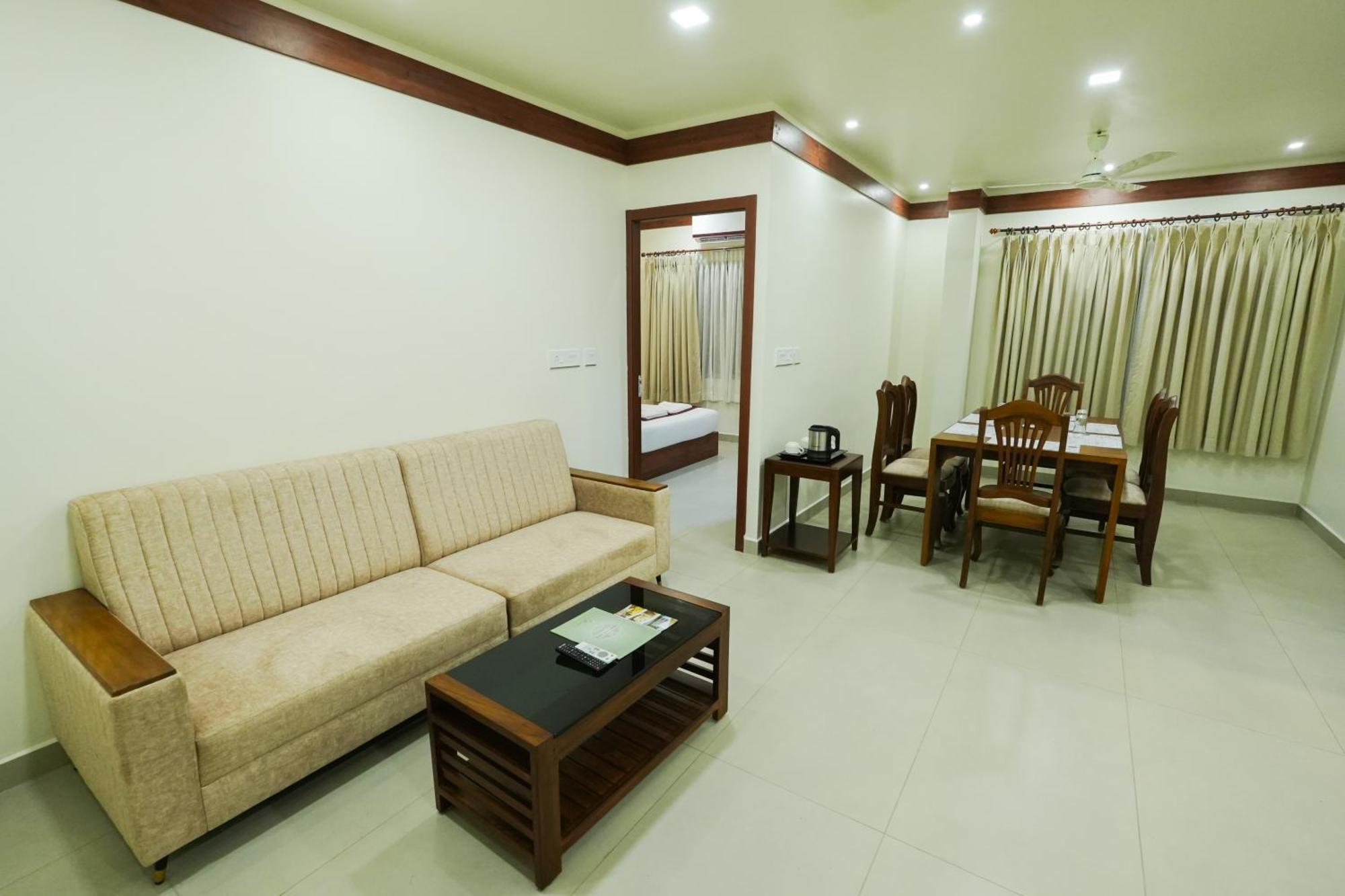 Hotel Royalton Residency à Mundakāyam Extérieur photo